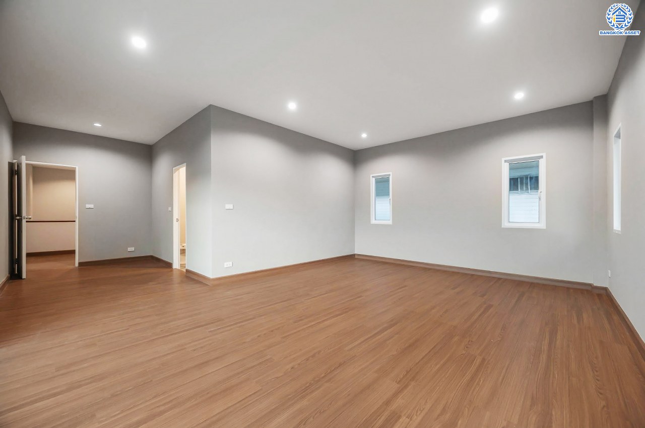 บ้านมือสองตกแต่งใหม่ โครงการ เดอะเวอรีเดียนโฮม กาญจนาภิเษก เนื้อที่กว้าง 75 ตร.ว. ฟังก์ชัน 3 ห้องนอน 4 ห้องน้ำ 1 ห้องอเนกประสงค์ 1 ห้องแม่บ้าน จอดรถได้ 2 จอด บนทำเลดี ติดถนนกาญจนาภิเษก เชื่อมต่อถนนรัตนาธิเบศร์ ถนนนครอินทร์ ถนนกาญจนาภิเษก ใกล้รถไฟฟ้าสายสีม่วง "สถานีตลาดบางใหญ่" และจุดขึ้นทางด่วน "ศรีรัช"...